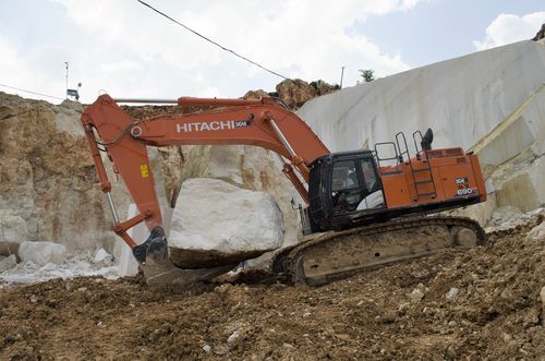 Zaxis 690 LCH  escavatore per cavare blocchi di marmo in cava Testo