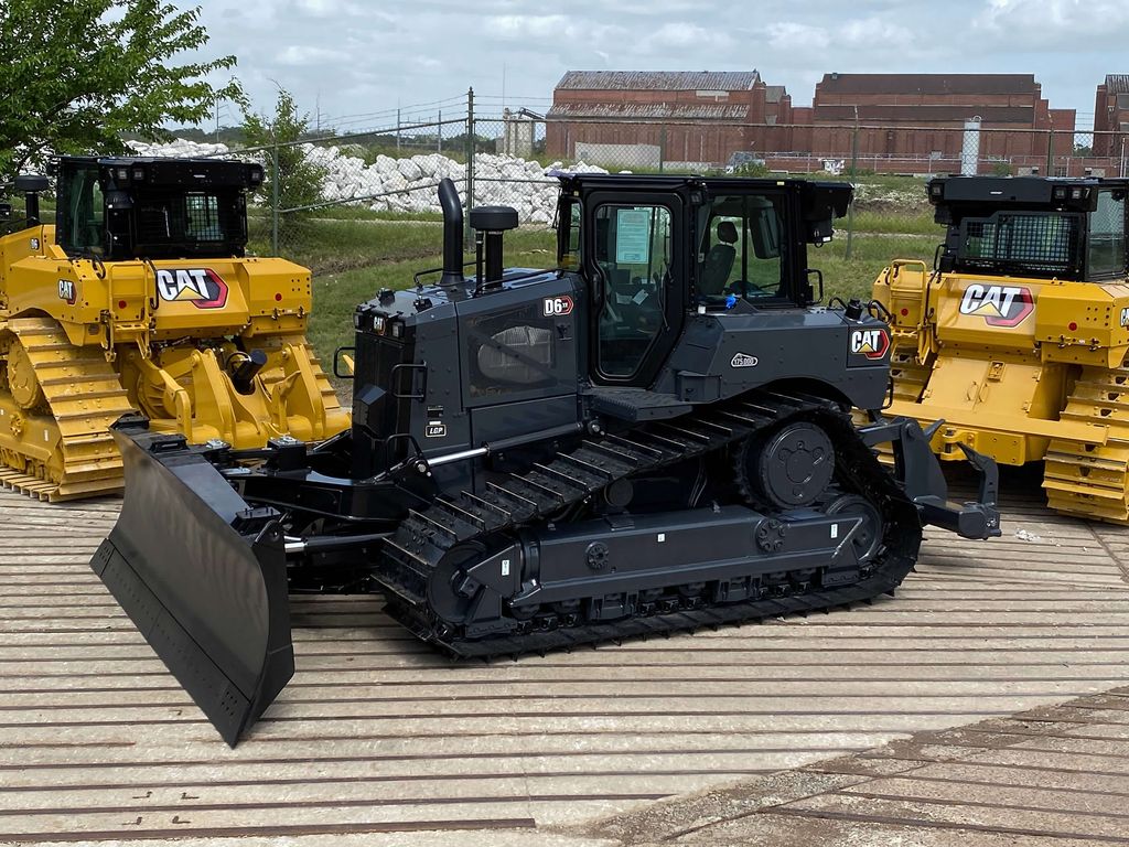 Tre bulldozer commemorativi Cat per i 35 anni di produzione Dozer-1